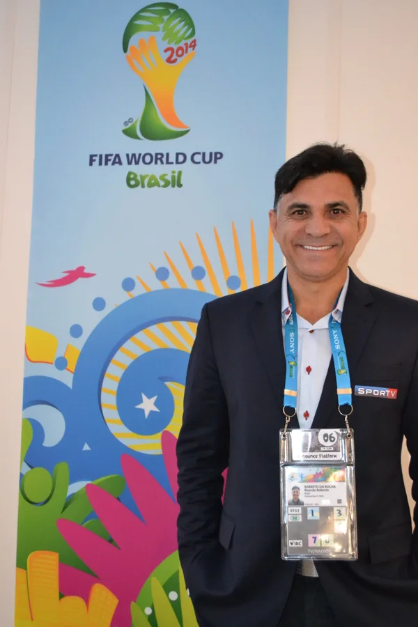 “Estou feliz de estar aqui", afirma Ricardo Rocha ao chegar ao Centro de Mídia montado no estádio