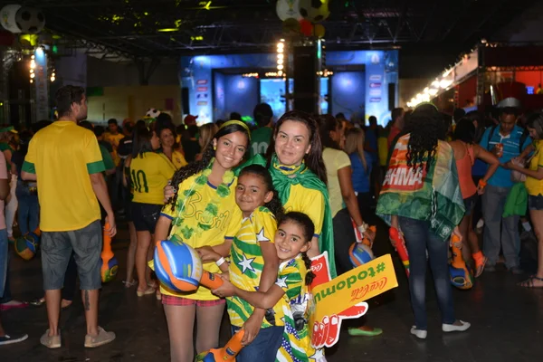 Mais de 20 mil torcedores acompanham as partidas da Copa do Mundo e a programação cultural do evento