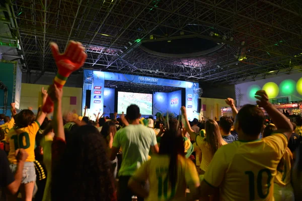 Mais de 20 mil torcedores acompanham as partidas da Copa do Mundo e a programação cultural do evento
