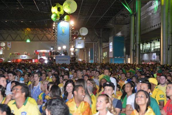 Mais de 20 mil torcedores acompanham as partidas da Copa do Mundo e a programação cultural do evento
