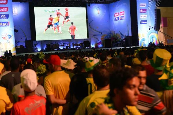 Mais de 20 mil torcedores acompanham as partidas da Copa do Mundo e a programação cultural do evento