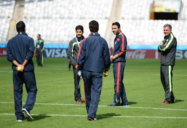 Equipe realizou o reconhecimento do gramado no Mineirão