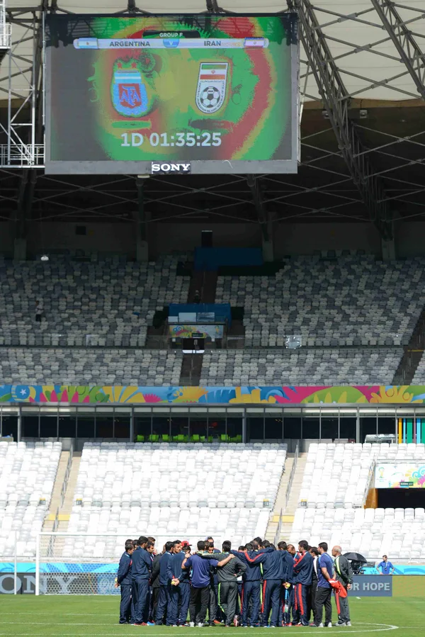 Equipe realizou o reconhecimento do gramado no Mineirão