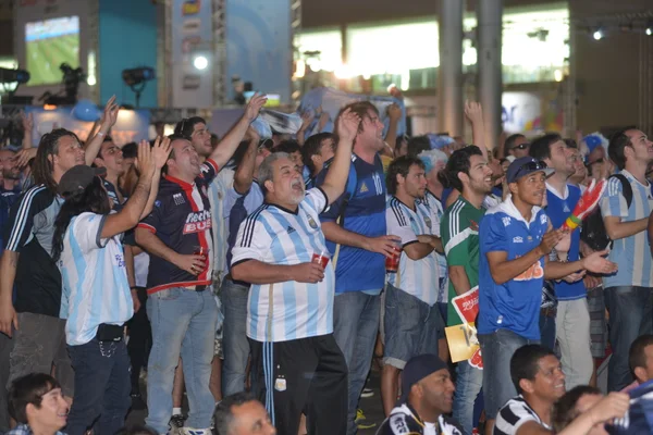 Torcedores estão no centro de exposições para assistir à partida e aos shows programados para o dia