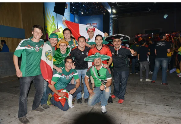 Torcedores de várias nacionalidades se encontram na FIFA Fan Fest em BH