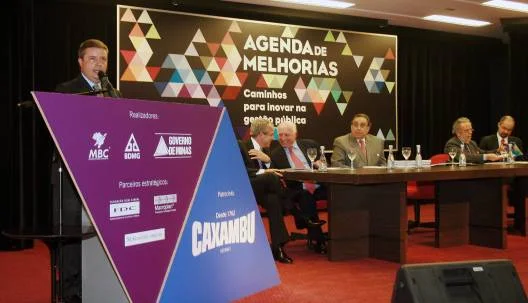 Governador Antonio Anastasia durante pronunciamento no lançamento do livro
