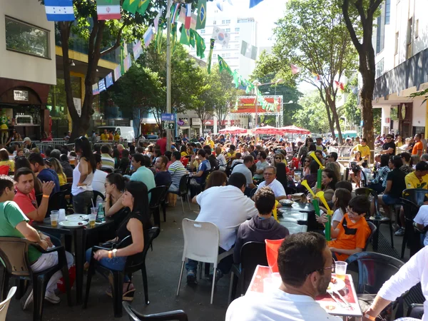 Turistas e torcedores elegeram a Praça da Savassi como ponto de encontro durante o Mundial