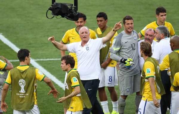 Emocionado, técnico Felipão abraçou os jogadores e agradeceu o apoio da torcida