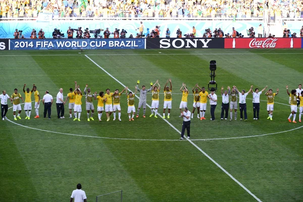Após a vitória nos pênaltis, a seleção brasileira retribui o carinho dos torcedores