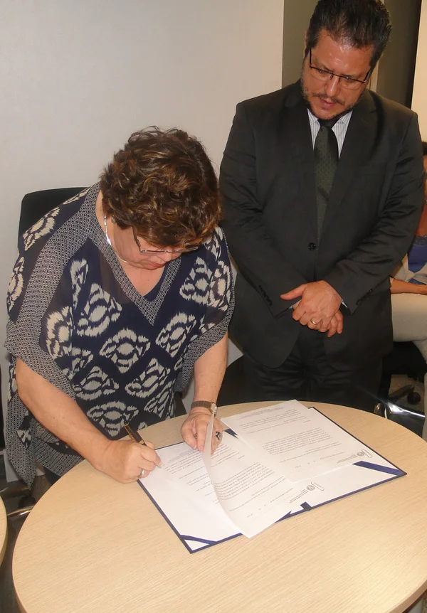 Ana Lúcia de Almeida Gazzola e Júlio César dos Santos Esteves assinam a resolução conjunta