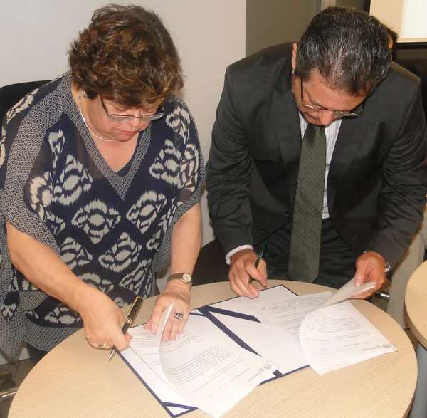 Ana Lúcia de Almeida Gazzola e Júlio César dos Santos Esteves assinam a resolução conjunta