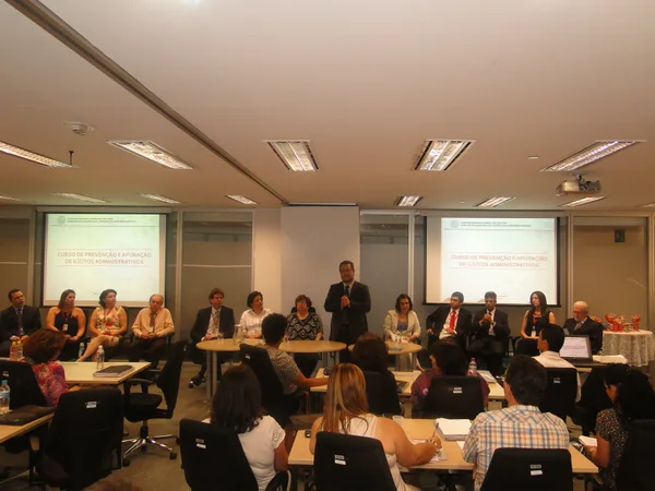 O controlador-geral do Estado, Júlio César dos Santos Esteves, discursa no encerramento do curso