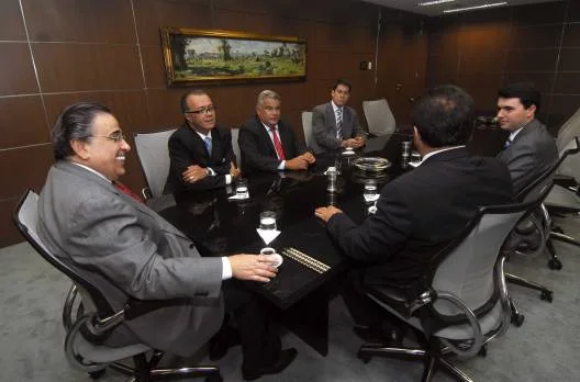 Governador em exercício (E) se reuniu com a bancada do PMDB