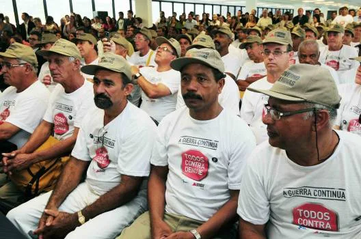 Agentes de combate à dengue durante solenidade no Palácio Tiradentes
