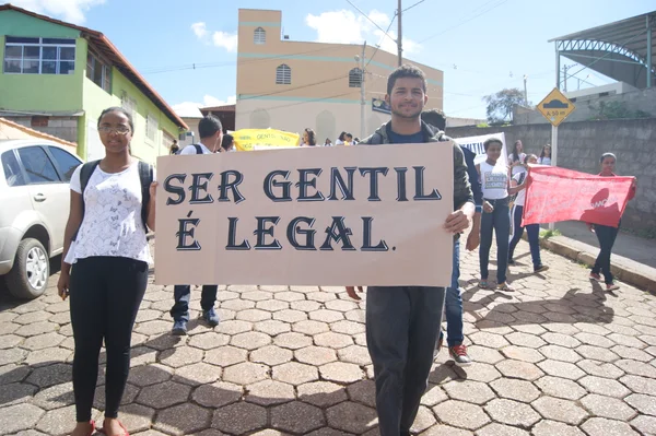 Todos os alunos da escola, um total de 980 estudantes, foram envolvidos no projeto