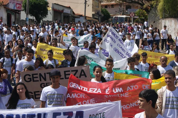 No Pedágio da Gentileza, a mensagem passada aos alunos no projeto foi às ruas de Ouro Branco