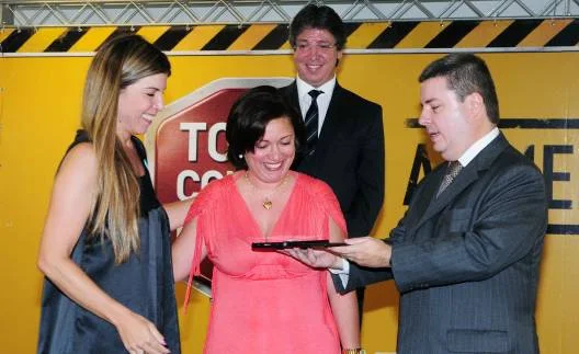 Anastasia entrega premiação à secretaria de Saúde de Patos, Janaína Silva