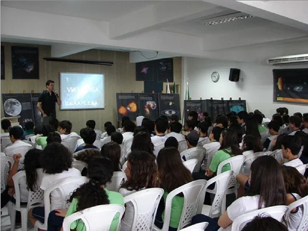 No grupo de estudos, alunos aprendem sobre física e astronomia