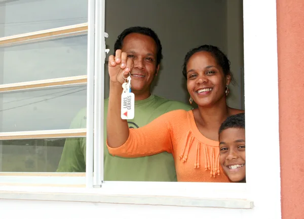 Família recebe casa do Lares Gerais em Florestal