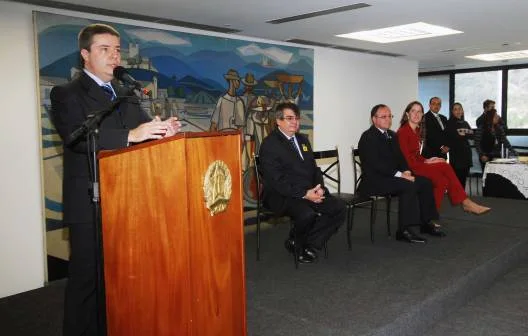 Governador Antonio Anastasia em pronunciamento na assinatura dos convênios