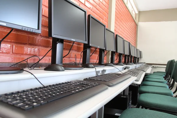 Cada escola recebeu de 12 a 13 computadores para a composição do Laboratório de Informática