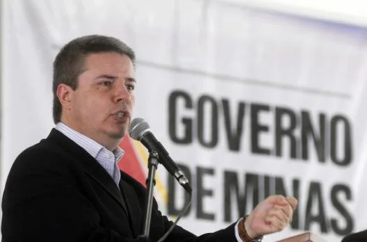 Governador Antonio Anastasia durante evento em Ribeirão das Neves
