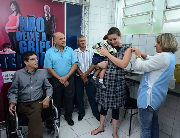 Grávida de seis meses, Graciele da Silva, 24, não pensou duas vezes antes de ir ao posto de saúde