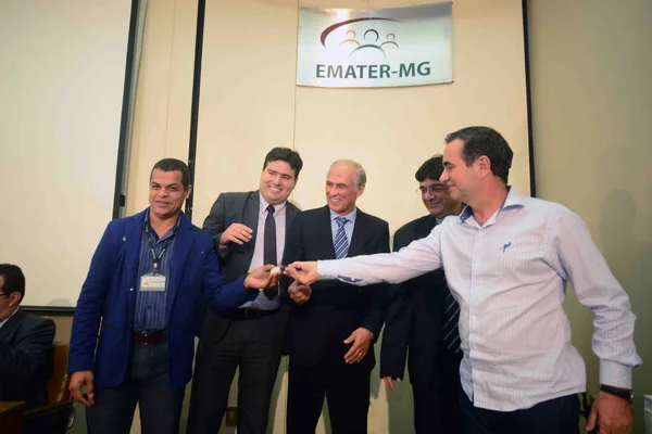 Entrega simbólica das chaves dos 27 veículos destinados aos escritórios regionais da Emater-MG
