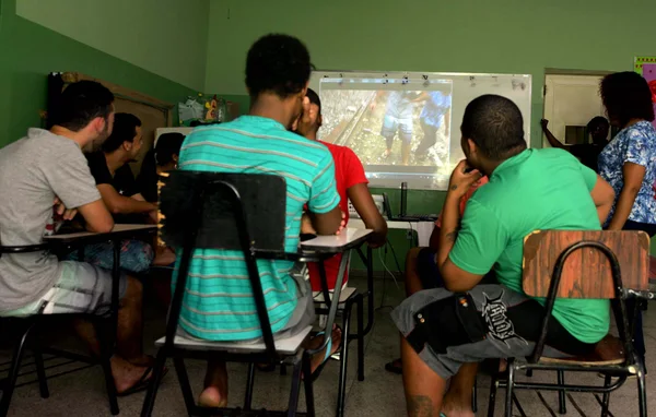 Alunos durante as aulas de cinema do o projeto “Sócio Olhar: Educação e Cinema”