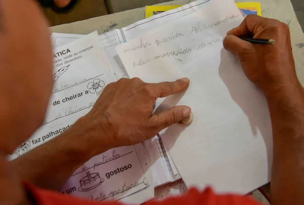 Cartas ajudam presos aprender a ler e a escrever