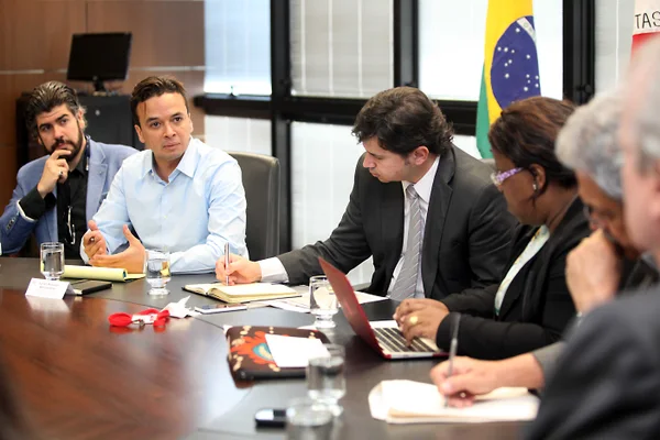 "Construindo a Paz a partir da Democracia Participativa" foi o tema da mesa redonda