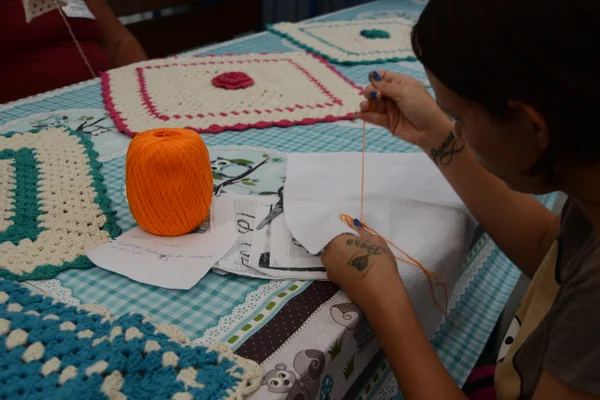 Para as recuperandas, os tapetes e as toalhas são muito mais do que peças de decoração