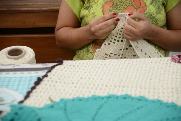Para as recuperandas, os tapetes e toalhas são muito mais do que peças de decoração