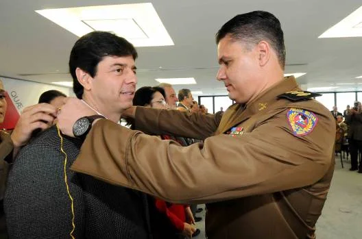 Luis Carlos Dias Martins entrega medalha a Dinis Pinheiro