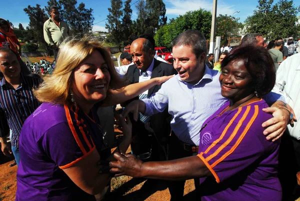 Governador Antonio Anastasia cumprimentou moradoras de Campos Altos