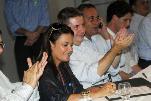 Prefeita de Almenara, Fabiane Ferraz, assinou convênios com o Estado