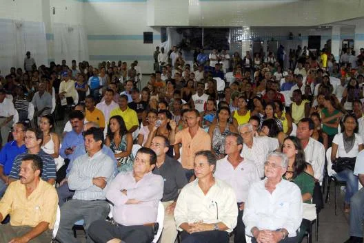 Público presente na solenidade em Almenara