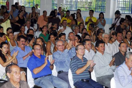 Público na solenidade de assinatura de convênios em Almenara