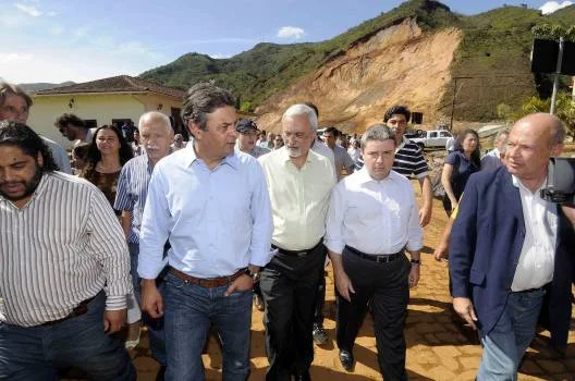 Aécio e Anastasia acompanharam os trabalhos de remoção de terra
