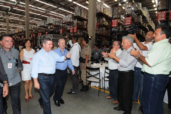 Anastasia cumprimenta funcionários do novo centro de distribuição do Grupo Bahamas em Juiz de Fora