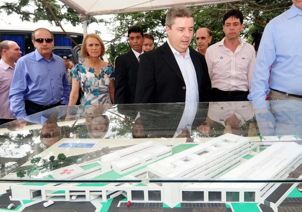 Anastasia visita local onde será construído o Hospital Regional de Valadares e conhece maquete