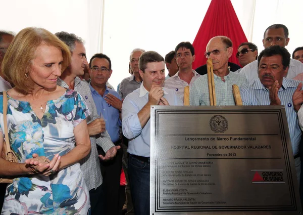 Governador, ao lado da prefeita de Valadares, Elisa Maria Costa, durante descerramento da placa