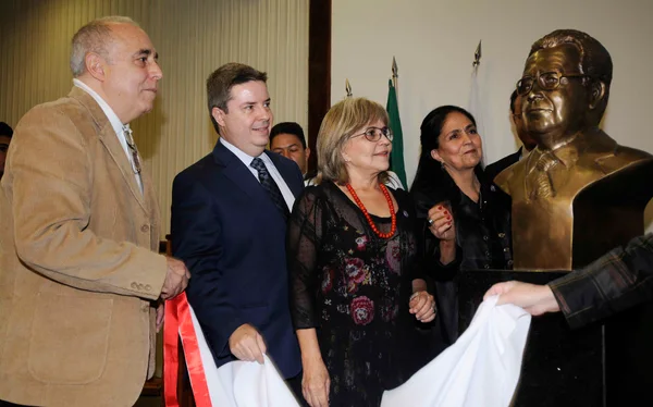 Governador Antonio Anastasia inaugura, na FJP, busto do Professor Paulo Neves de Carvalho