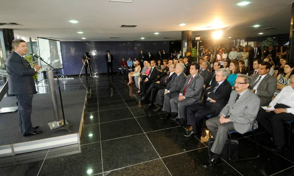 Anastasia durante pronunciamento na inauguração das novas instalações da escola