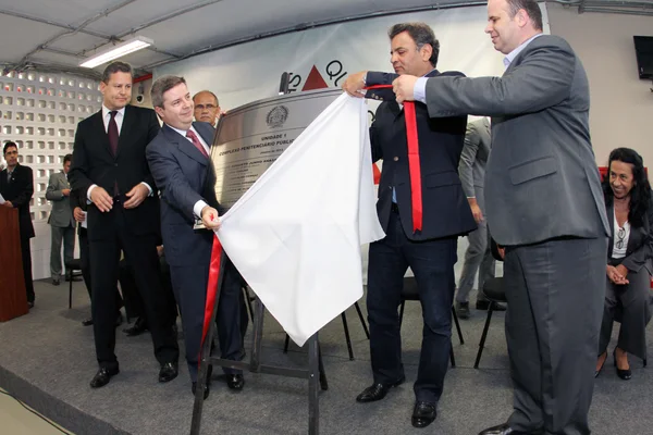 Anastasia descerra placa na inauguração da primeira penitenciária PPP do país
