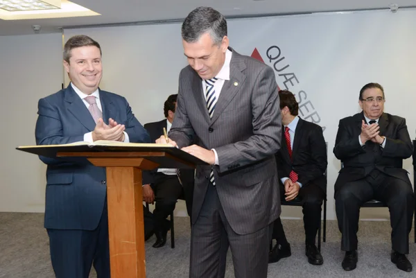 O secretário de Estado de Trabalho e Emprego, Zé Silva, assina termo de posse