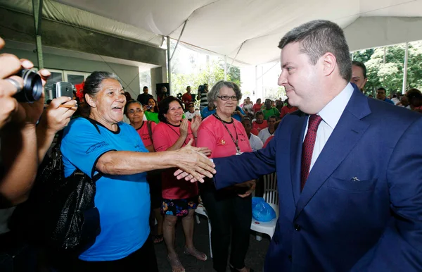 Governador Anastasia cumprimenta uma das professoras presentes
