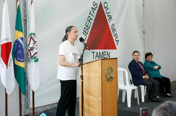 A presidente da APPMG, Joana D'Arc, faz seu discurso 