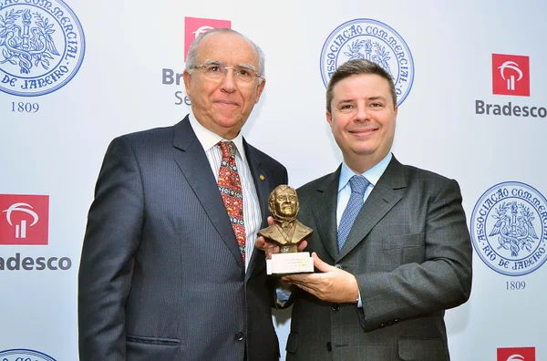 No final do evento, o governador foi homenageado com o busto do patrono da Casa, Barão de Mauá