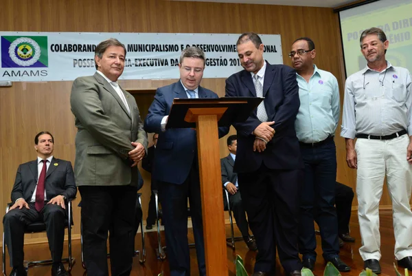 Governador Anastasia assina autorização para ordem de serviço